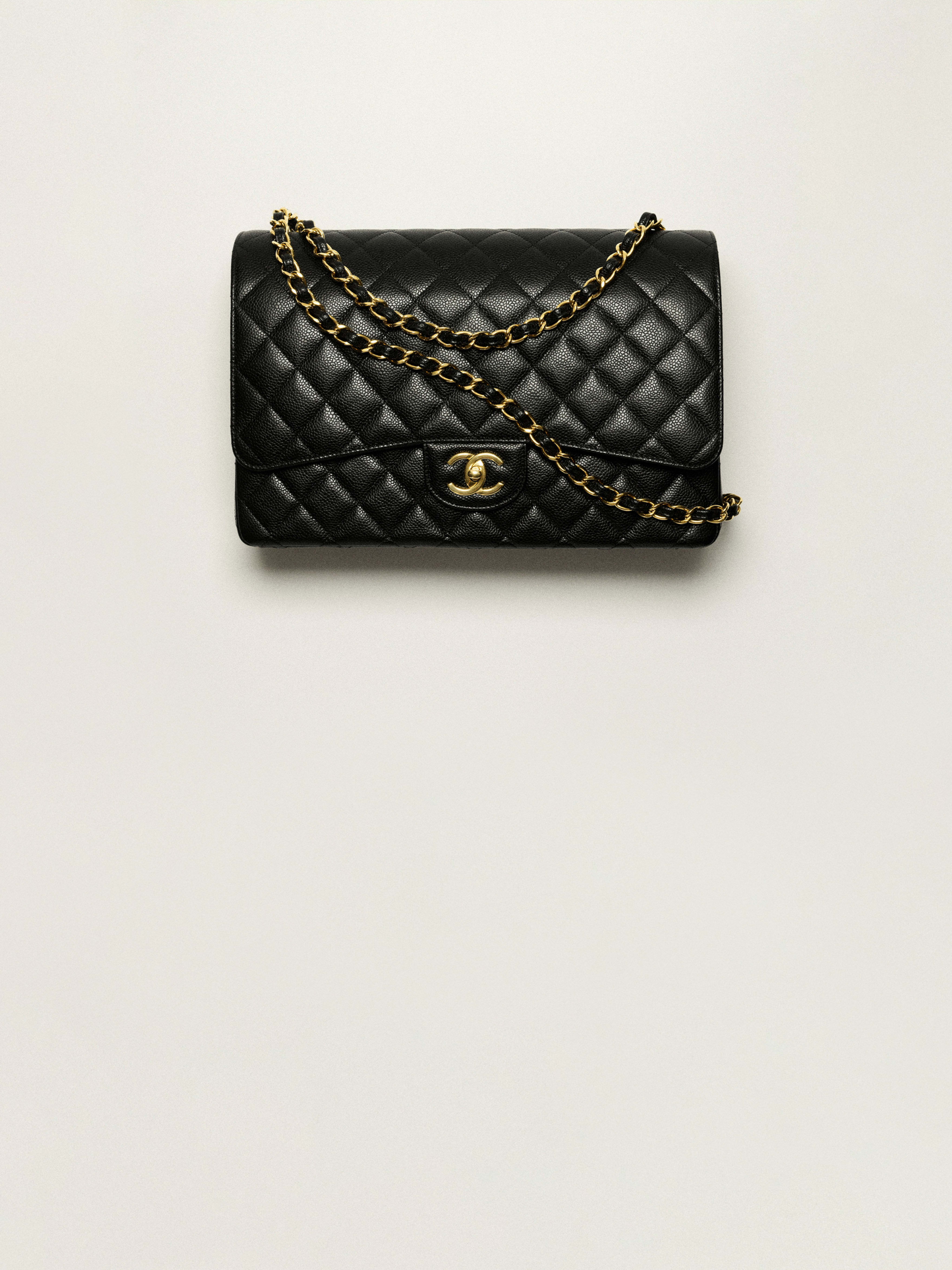 Klassische Maxi-Handtasche - Schwarz - Genarbtes Kalbsleder & goldfarbenes Metall - künstlerische Ansicht 1 groß
